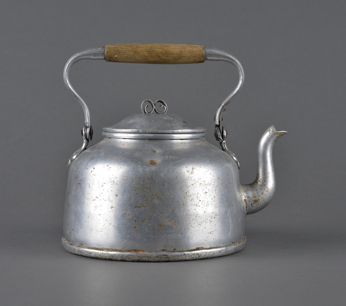 Kjele brukt til kaffekoking.
Dekor på lokket i form av to krøller, som fungerer som håndtak for å løfte av lokket. Antatt at dette er reparasjon for å erstatte opprinnelig håndtak.
Håndtaket for å løfte kjelen har midtdel av trevirke.