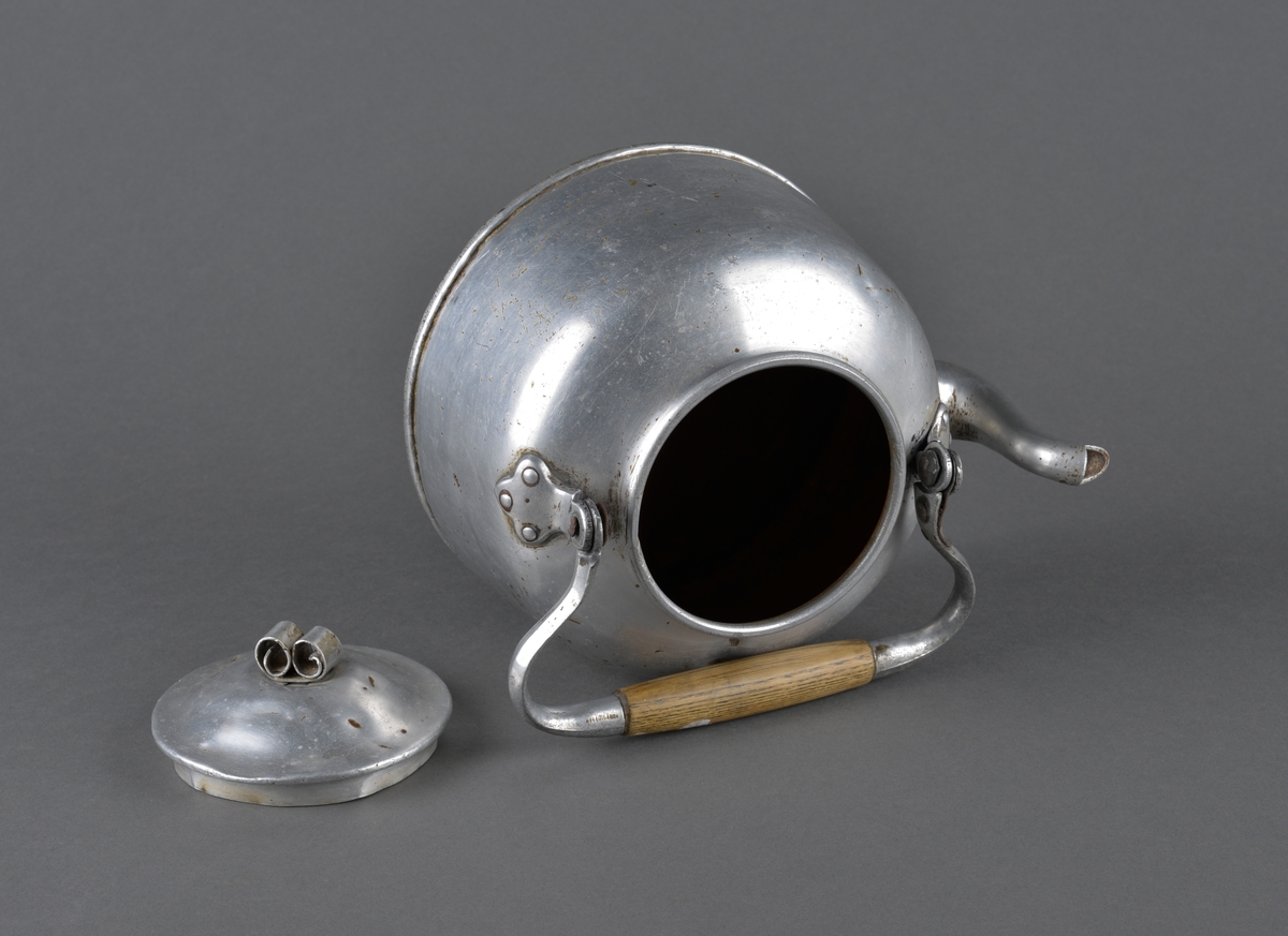 Kjele brukt til kaffekoking.
Dekor på lokket i form av to krøller, som fungerer som håndtak for å løfte av lokket. Antatt at dette er reparasjon for å erstatte opprinnelig håndtak.
Håndtaket for å løfte kjelen har midtdel av trevirke.