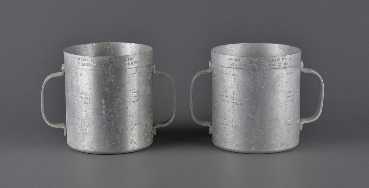 Målebeger for sild og brisling. Laget i aluminium (antatt) med måleskala på innside og utside. Tra totalt 5 liter. Handtak i sidene.

Spor av rist fra sild og brisling igjen på måleenhetens utside

Brukt av Fiskerisjefen i Sør-Trøndelag