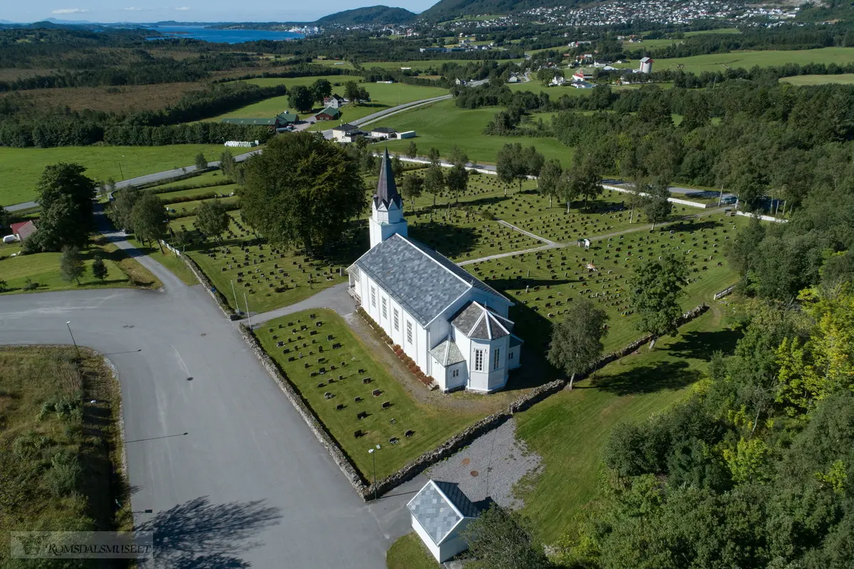 Myrbostad kirke er en langkirke fra 1880.