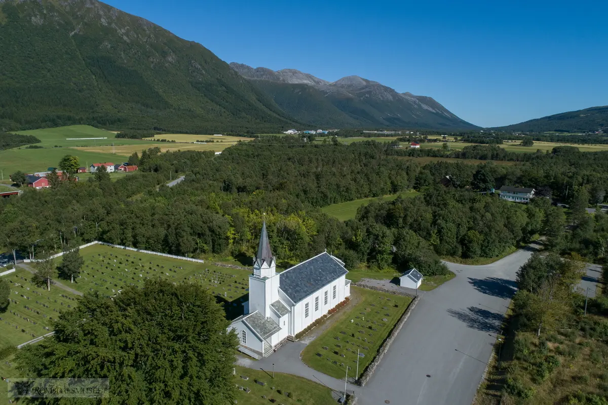 Myrbostad kirke er en langkirke fra 1880.