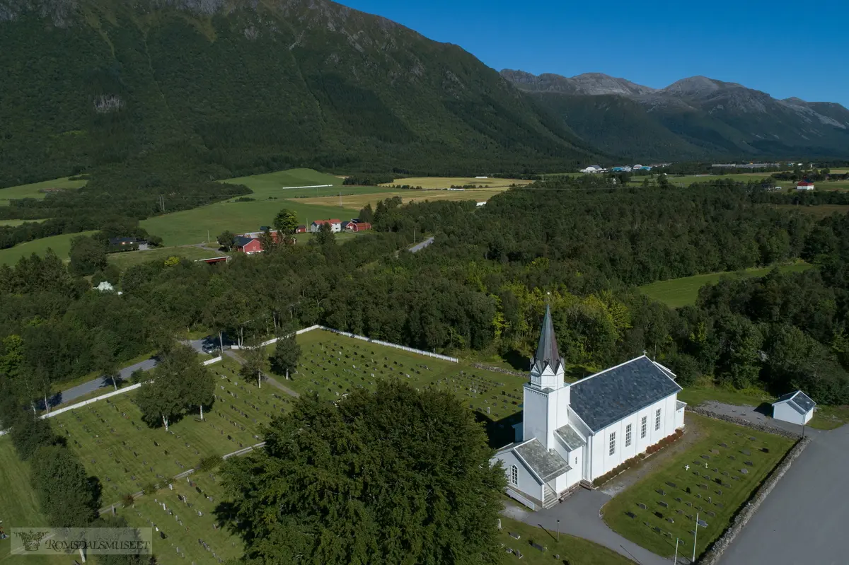 Myrbostad kirke er en langkirke fra 1880.