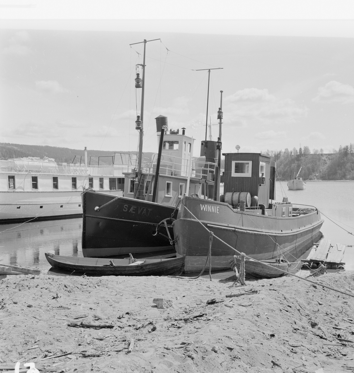 Båtene "Svalen", "Sævat" og "Winnie" ved Minnesund.