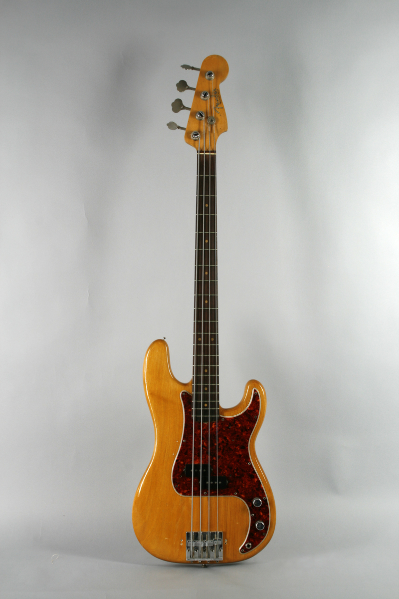 Korpus i lyst lakkert tre. Rødt plekterbrett. 20 tverrbånd på halsen. Volum- og bass/diskant (tone)- kontrollknapper. Split single-coil pickup. Skrue for reim på venstre sarg.
