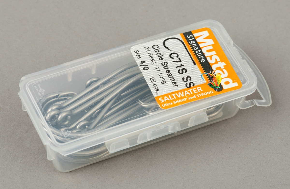 25 kroker for å binde fiskefluer til fluefiske. Krokene ligger i ei plasteske, som er originalemballasje ved salg.