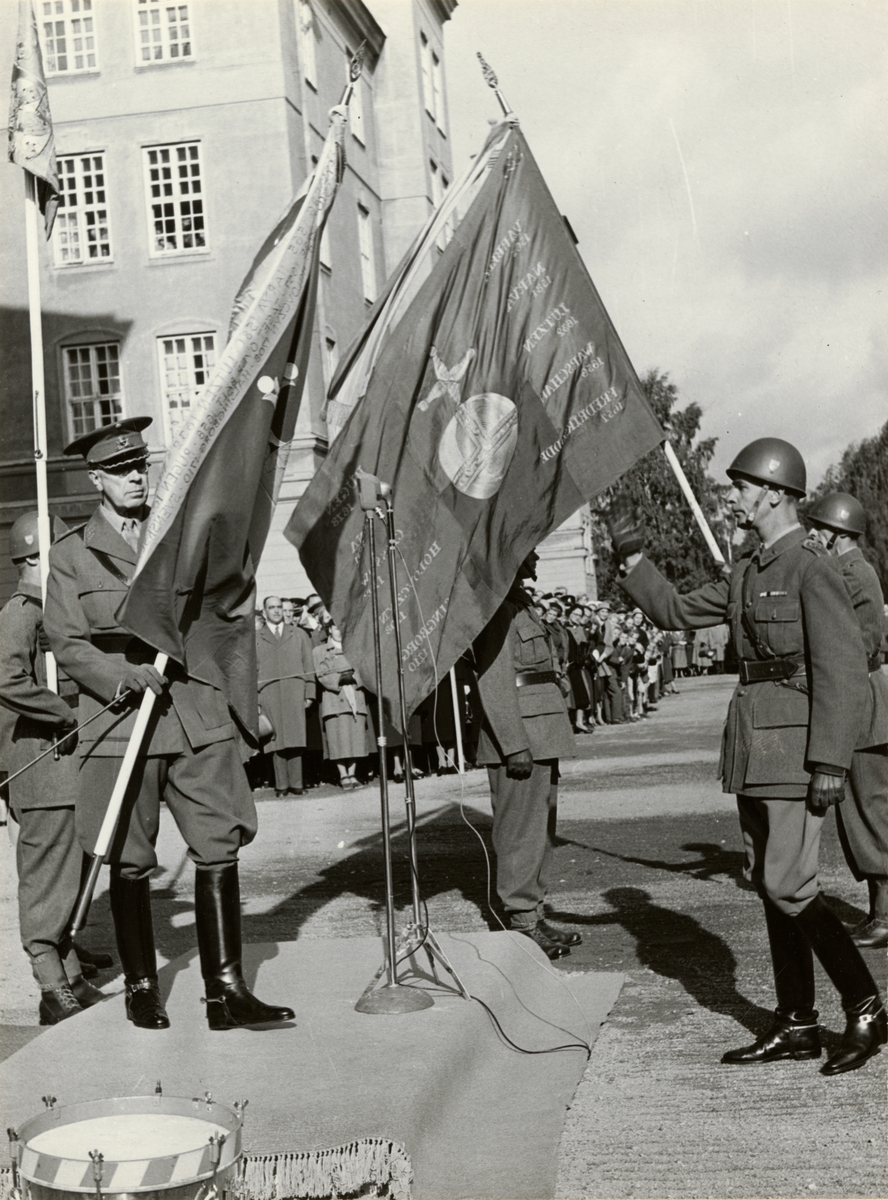 Text i fotoalbum: "Fanöverlämning 27 september 1955. Överste Grewell."