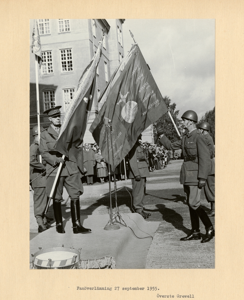 Text i fotoalbum: "Fanöverlämning 27 september 1955. Överste Grewell."