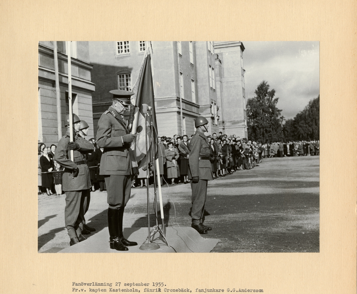 Text i fotoalbum: "Fanöverlämning 27 september 1955. Fr. v. kapten Kastenholm, fänrik Cronebäck, fanjunkare G.G. Andersson"