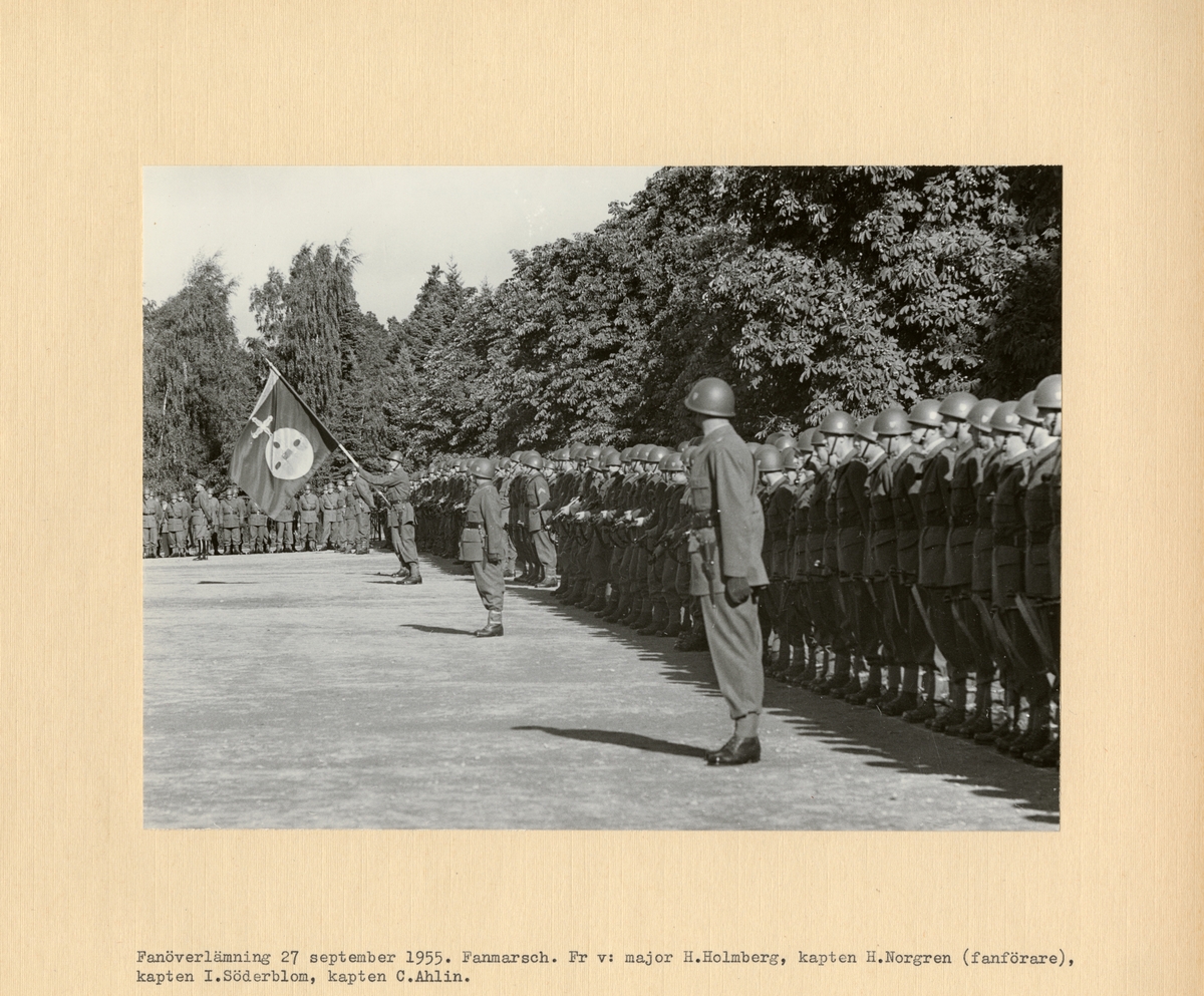 Text i fotoalbum: "Fanöverlämning 27 september 1955. Regementet berett för avlämning till H M Konungen"