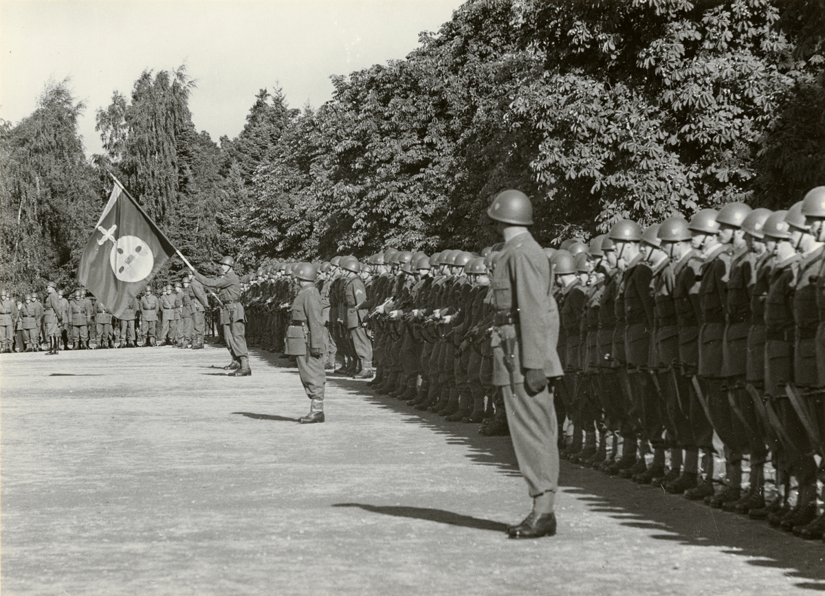 Text i fotoalbum: "Fanöverlämning 27 september 1955. Regementet berett för avlämning till H M Konungen"