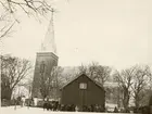 Soldater vid kyrka.