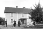 Framför huvudbyggnaden till Norget i Viby ser vi gårdens arrendator Samuel Peter Samuelsson, sannolikt tillsammans med sina fyra barn; Karl Oskar, Peter Albin, Maria Karolina och Elin Kristina. Året är omkring 1905 och Samuelsson har brukat gården sedan hösten 1882. Han börjar närma sig sjuttio, har varit änkling sedan ett tiotal år och med hänsyn till sitt sena äktenskap har barnen blivit stora. Äldsta dottern Maria Karolina är gift och brukar med sin man gården Klämmestorp, inte långt från Norget. Yngste sonen Karl Oskar har varit i Stockholm en tid men bor nu åter hemma likt sina bägge ogifta syskon. Med så mycket handkraft inom familjen behöver den gamle brukaren varken städsla piga eller dräng.