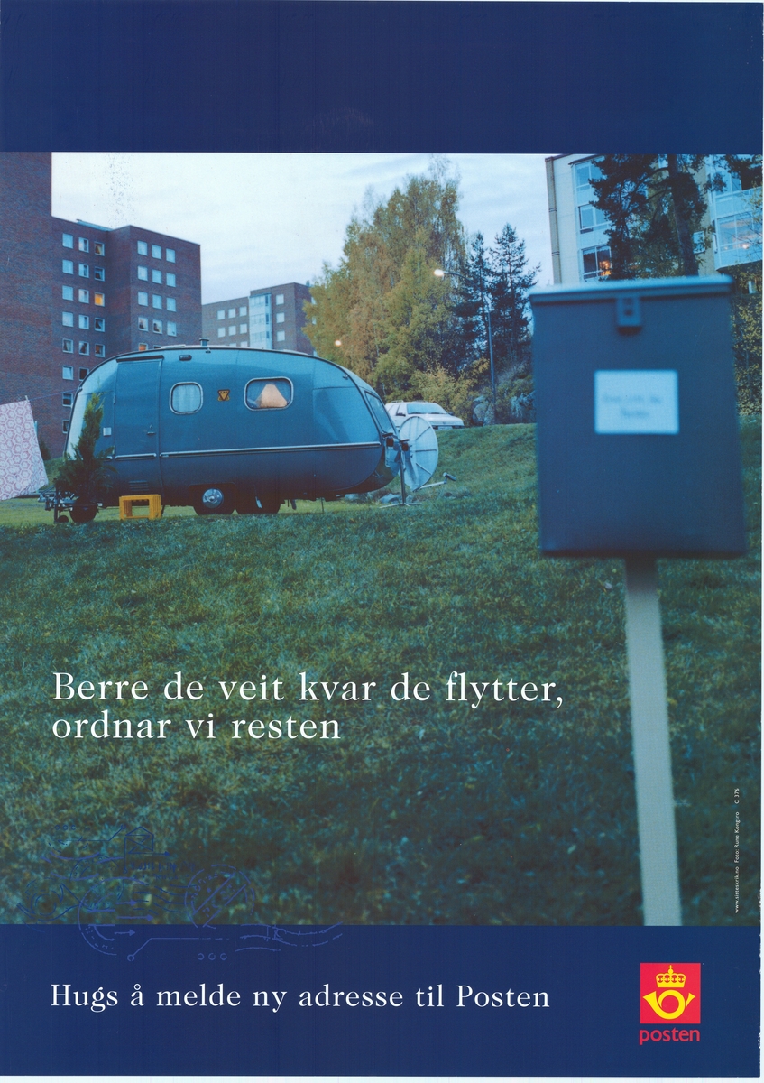 Tosidig plakat med blå bunnfarge, med bildemotiv og Postens logo. Tekst på bokmål og nynorsk på hver sin side.