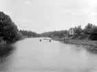 Parti av Stångån, tillika Kinda kanal. Fotograf Didrik von Essen riktade för motivet kameran mot söder från bron över vattendraget. Till höger ses inloppet till Slattefors sluss och där bortom bro- och slussvaktarstugan, vid tiden tjänstebostad för slussvaktare Anders Göran Johansson.