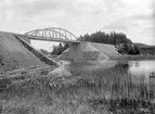 Östra centralbanan byggdes under åren 1898-1902 och genom sin dryga fem kilometer långa sträcka genom Landeryds socken mötte konsortiet ett hinder vid Stångån i höjd med Slattefors. Som lösning krävdes en 30 meter lång järnvägsbro med sju meters segelhöjd. Vid tiden för bilden var bron precis färdigställd, om än med undantag av nödvändiga stenarbeten.