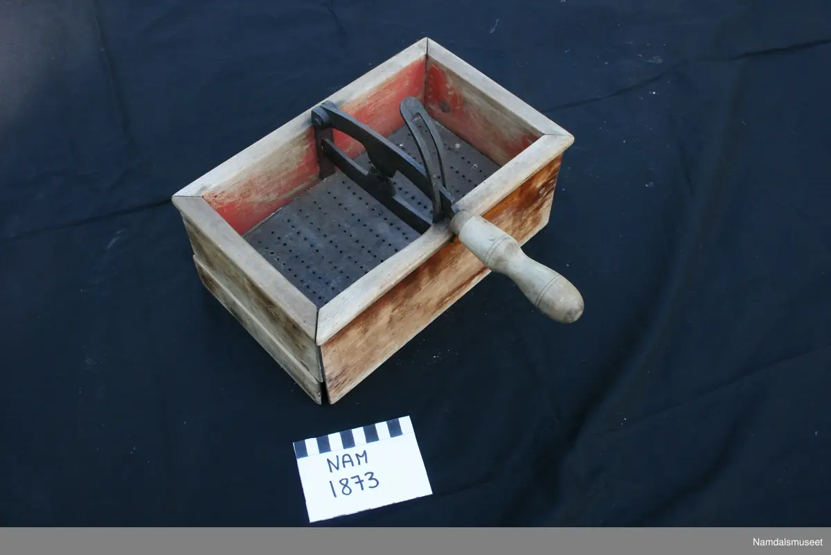 Sukkersaks med sil. Sukkerbitene havnet oppe på silen og strøsukkeret gikk igjennom silen.