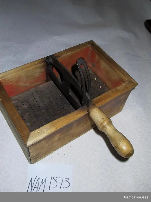 Sukkersaks med sil. Sukkerbitene havnet oppe på silen og strøsukkeret gikk igjennom silen.