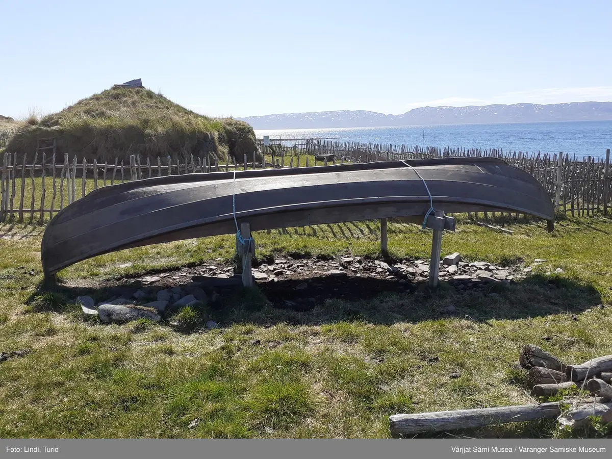 Sjøbask. Den er bygd som en elvebåt. Noe som var vanlig i tradisjonen med å bygge bask. Det eksisterer en østlig og vestlig båttradisjon i Skandinavia. Basken er av den østlige type, mens nordlandsbåten er av den vestlige.
Basken har blitt smurt med black varnish på et tidspunkt. Dette har blitt slitt bort og den har blitt smurt med vanlig tjære. Tjæra har blitt slitt bort av vær og vind på utsida.