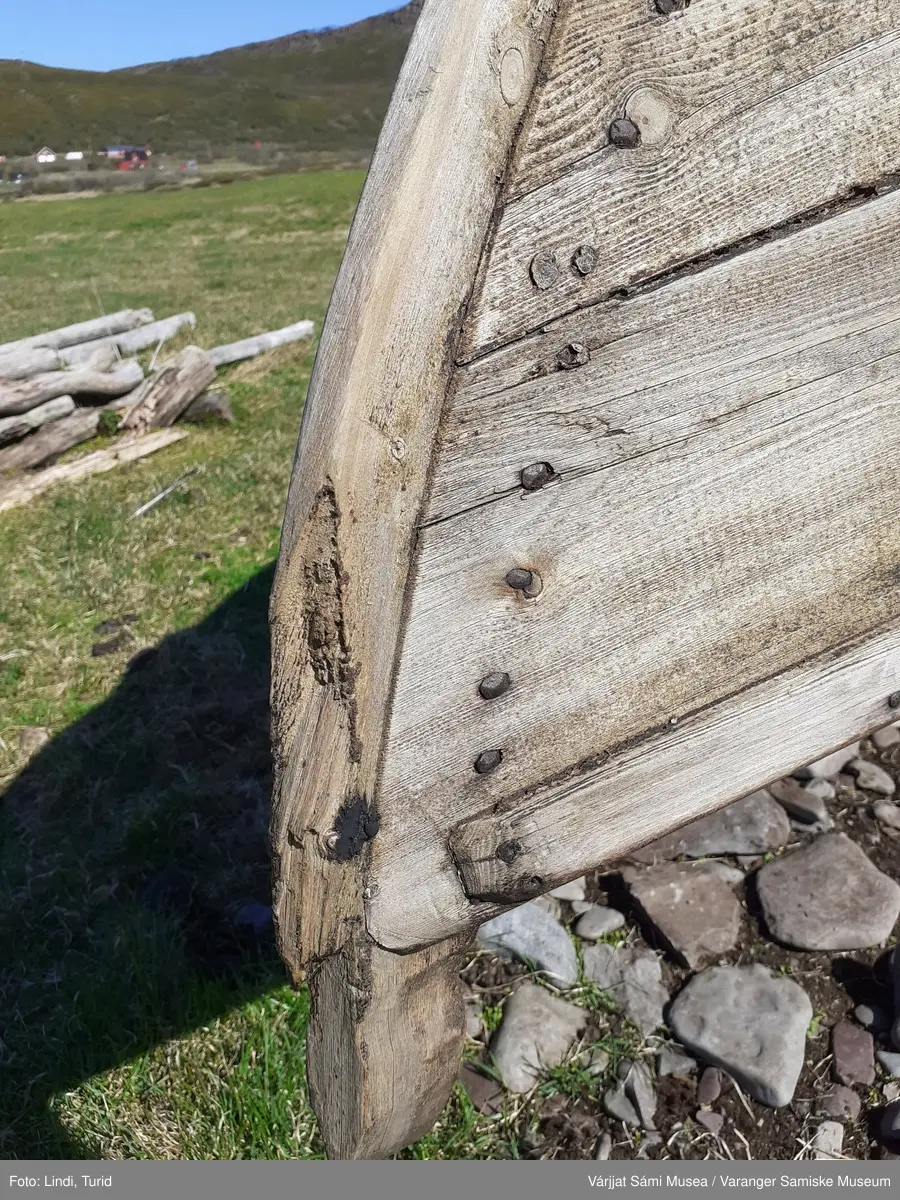 Sjøbask. Den er bygd som en elvebåt. Noe som var vanlig i tradisjonen med å bygge bask. Det eksisterer en østlig og vestlig båttradisjon i Skandinavia. Basken er av den østlige type, mens nordlandsbåten er av den vestlige.
Basken har blitt smurt med black varnish på et tidspunkt. Dette har blitt slitt bort og den har blitt smurt med vanlig tjære. Tjæra har blitt slitt bort av vær og vind på utsida.