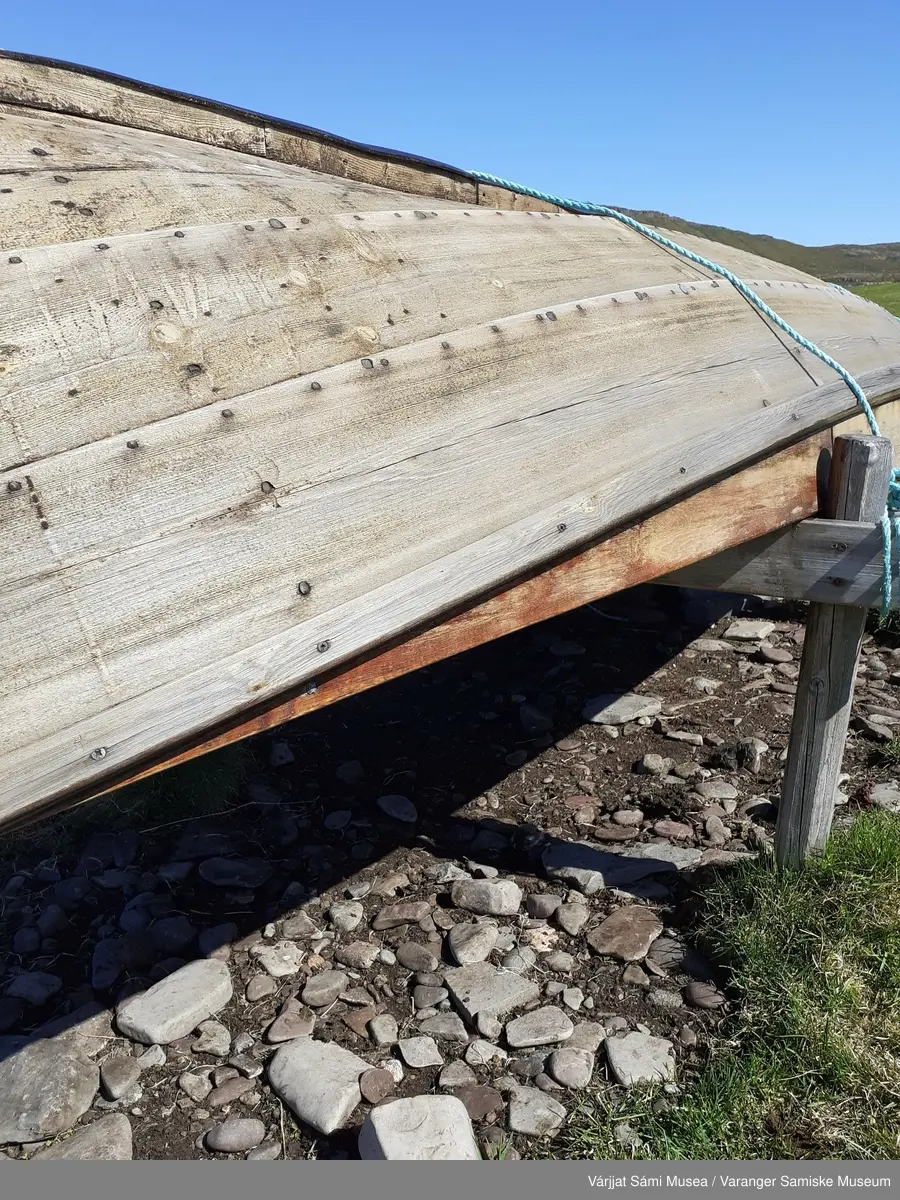 Sjøbask. Den er bygd som en elvebåt. Noe som var vanlig i tradisjonen med å bygge bask. Det eksisterer en østlig og vestlig båttradisjon i Skandinavia. Basken er av den østlige type, mens nordlandsbåten er av den vestlige.
Basken har blitt smurt med black varnish på et tidspunkt. Dette har blitt slitt bort og den har blitt smurt med vanlig tjære. Tjæra har blitt slitt bort av vær og vind på utsida.