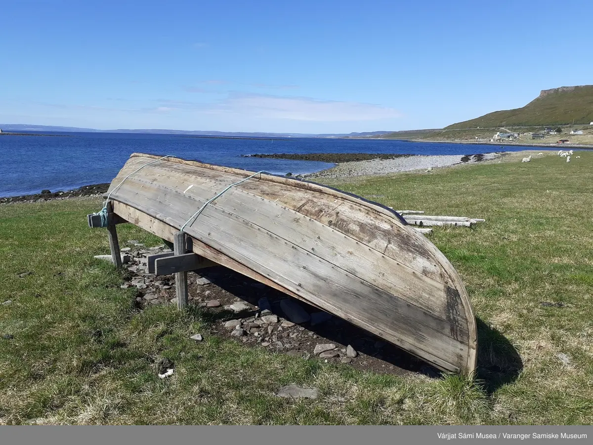 Sjøbask. Den er bygd som en elvebåt. Noe som var vanlig i tradisjonen med å bygge bask. Det eksisterer en østlig og vestlig båttradisjon i Skandinavia. Basken er av den østlige type, mens nordlandsbåten er av den vestlige.
Basken har blitt smurt med black varnish på et tidspunkt. Dette har blitt slitt bort og den har blitt smurt med vanlig tjære. Tjæra har blitt slitt bort av vær og vind på utsida.