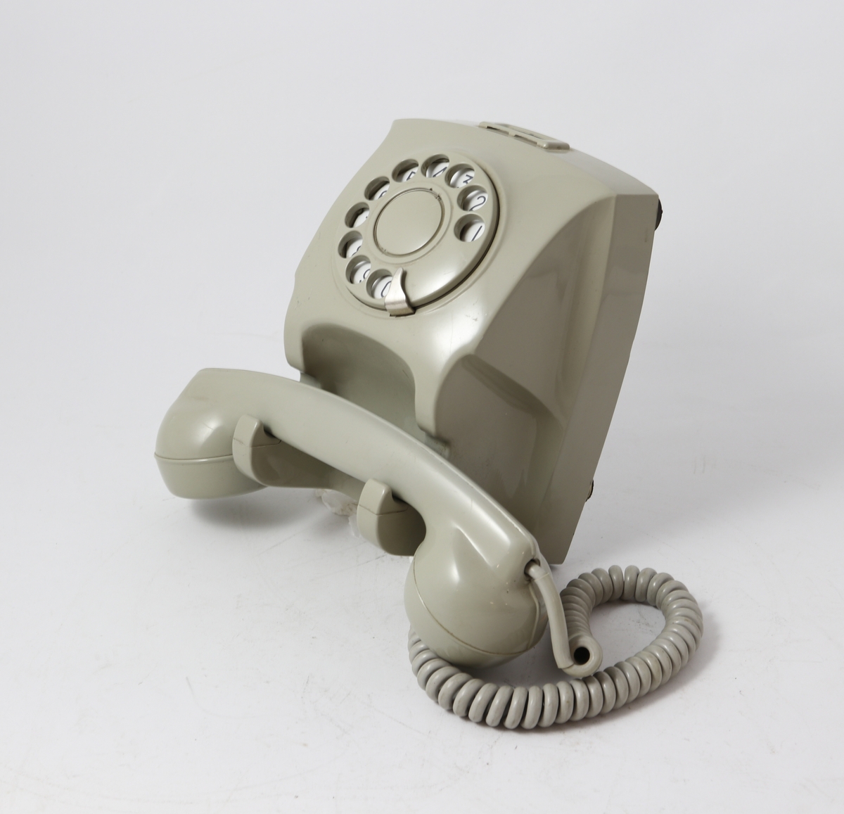 Sort bordtelefon.