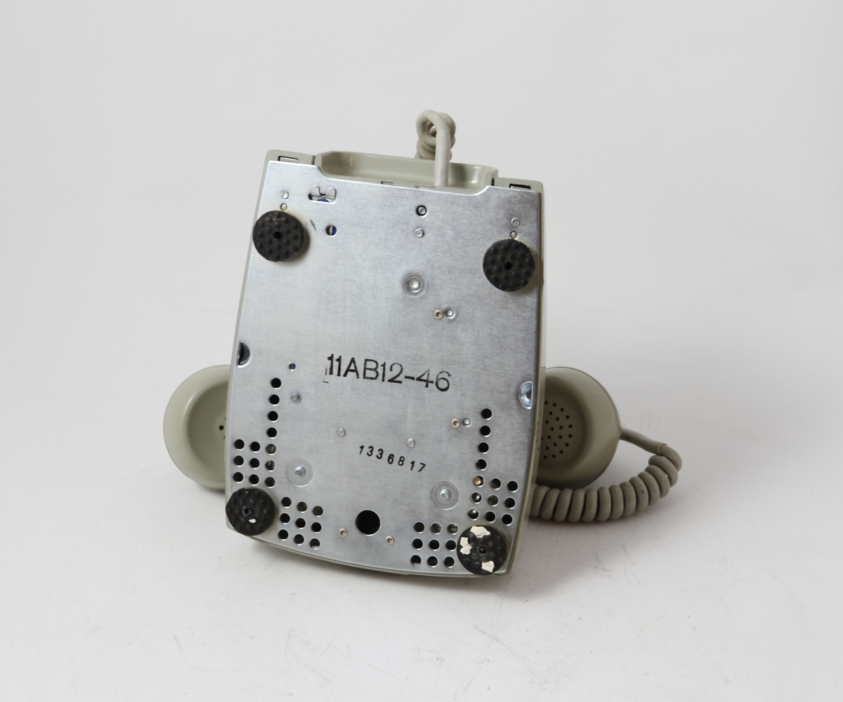Sort bordtelefon.