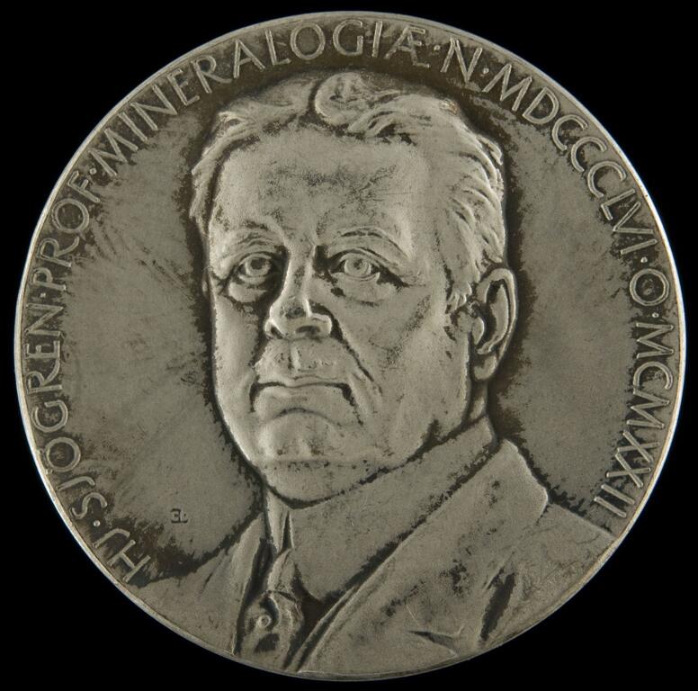 Medalj; Hjalmar Sjögren; Vetenskapsakademien; Härnösands Allmänna Läroverk
Hjalmar Sjögren, professor i mineralogi, född 1856, död 1922. Frånsida: Kristaller och två korslagda geologhammare. Medaljen har en text på ena sidan "Indagando Sublevando Nova Moliendo Scientias Promovit, Socio Meritissimo R Acad Scient Suec MCMXXXVI" (1936) och på den andra"Hj Sjögren Mineralogiae N MDCCCLVI O MCMXXII" (1856-1922). Gravör EL. (Erik Lindberg). Präglat 1936