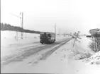 Gamla vägen mellan Bollsta och Nyland från öster till väster. Bussen befinner sig vid avtagsvägen till Järsholmen. Den hållplats som där fanns för järnvägen lades ner i mitten av 1950-talet.