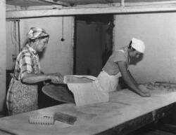 Tunnbrödstillverkning i Mjällom.