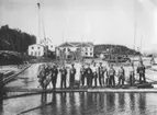 Strömnäs sågverk. Personer: 1. John Eriksson; 2. Jonas Ramström; 3. Herman Wallin?; 4. Otto Vestman; 5. Martin Sundin?; 6. Ture Wallin; 7. Evert Olsson; 8. Otto Vikström; 9. Fritz Nylén; 10. Sigvard Sundin; 11. Birger Nyberg; 12 Torvald Sundin; 13 Leo Olsson