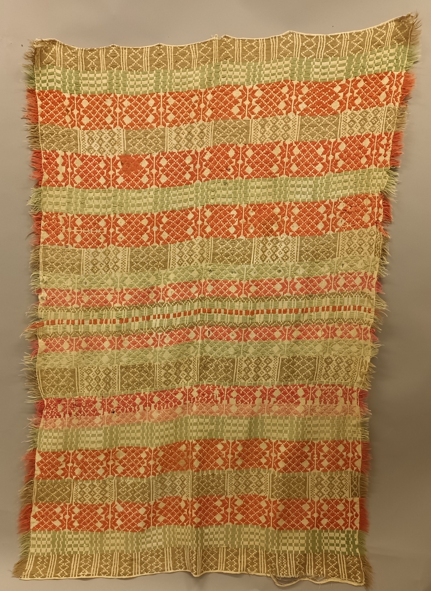 Sauma teppe i ullgarn. Bordar med firkantformer, kryss, åttebladsroser m.m. Teppet er handsauma,brodera med vevsaum på toskaftsbotn i lin. Botn er sauma saman på midten. Teppet har tre små lykker i den eine kortenden. Teppet er noko falma på rettsida, og er noko slite.