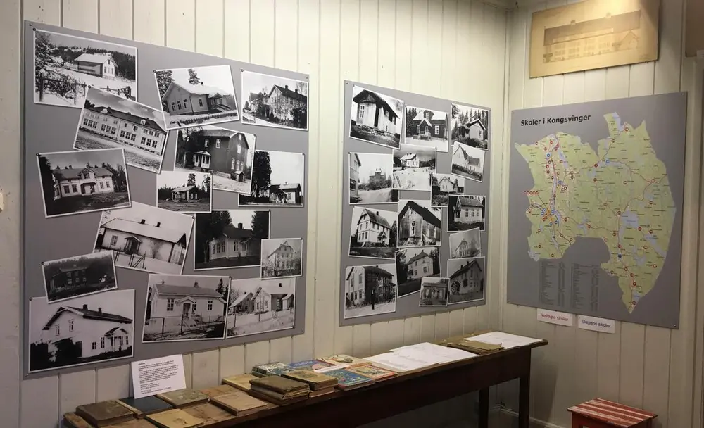 Skinnarbøl skolemuseum. Plansjer som forteller om skolehistorien i Kongsvinger.