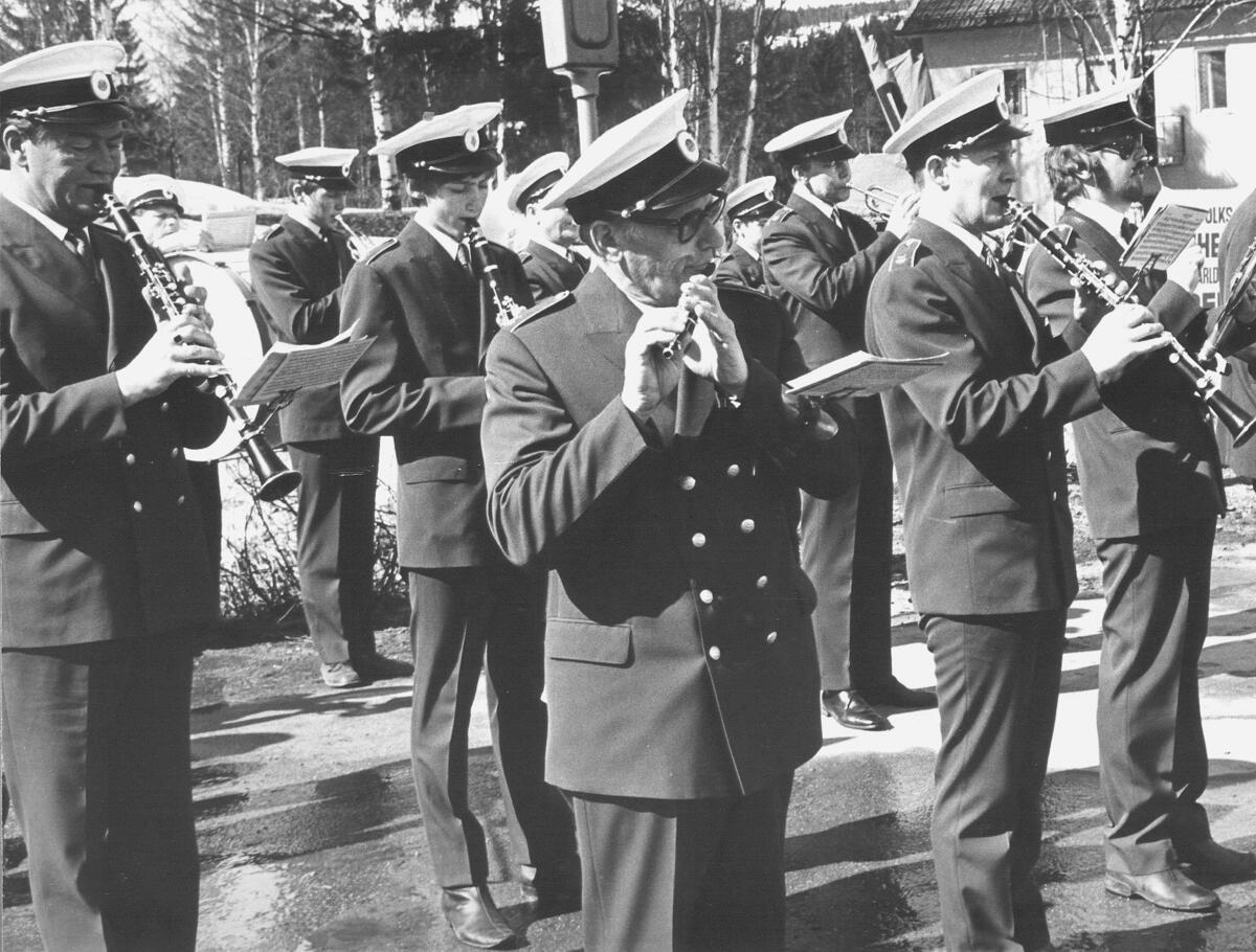 1:a maj i Kramfors 1970. Bollsta-Väja musikkår klar för avmarsch. Längst t v i bild: Erik Cahlman från Bollstabruk. I förgrunden flöjtisten John Nordlinder och till höger om honom klarinettisten Gösta "Gea" Wallin.