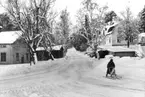 Korsningen Biskopsgatan - Hamngatan. Till höger Hammarlinds Plåtslageri.