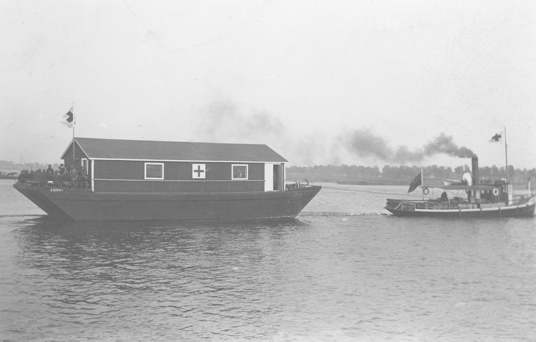 Färjan över Torne älv mot Haparanda. En överbyggd brädgårspråm år 1918.
