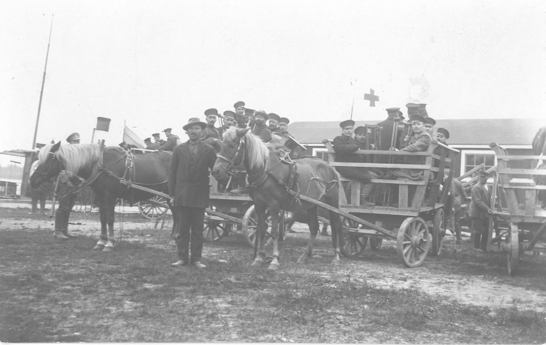 Tyska invalider transporteras i häst och vagn i Haparanda från färjan till stationen 1918.