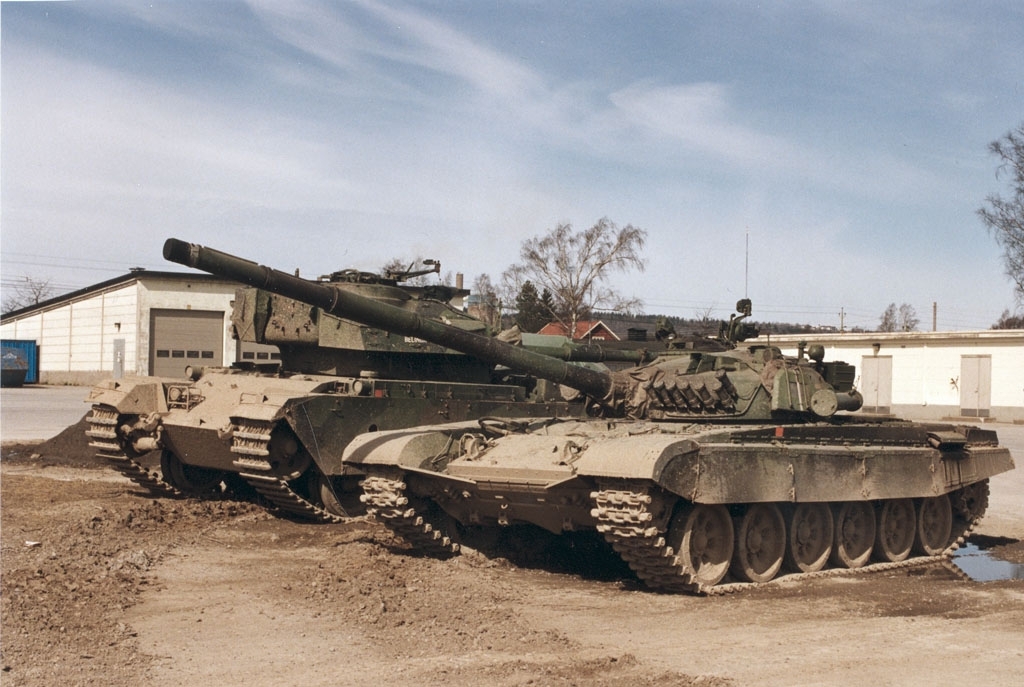 En rysk stridsvagn och en stridsvagn 102 vid garaget P4 19960615.