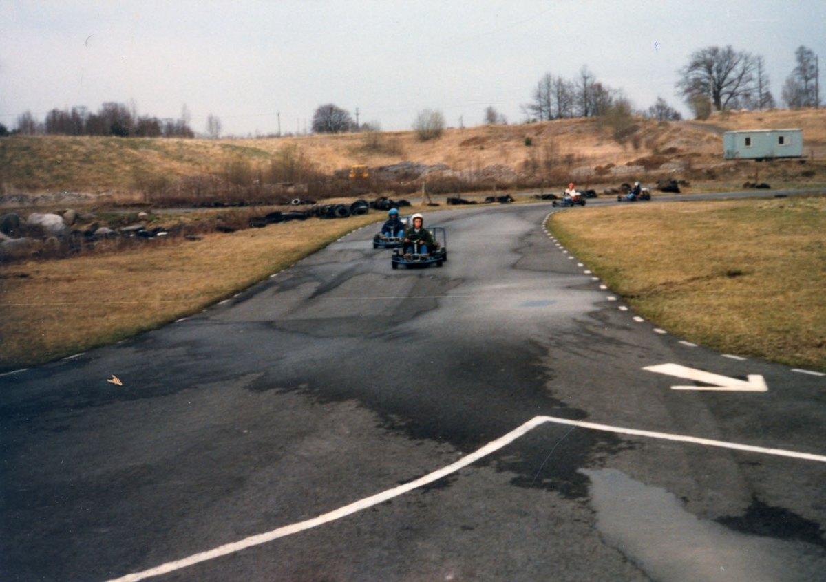 Skövde kvinnliga bilkårister kör gokart på en racerbana.