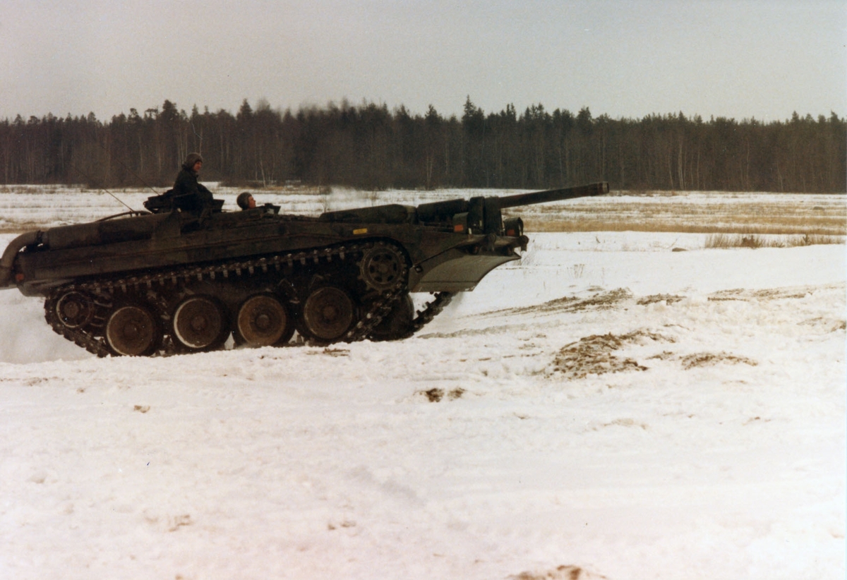 Förevisning av stridsvagn 103 under utländskt besök från England år 19870218.