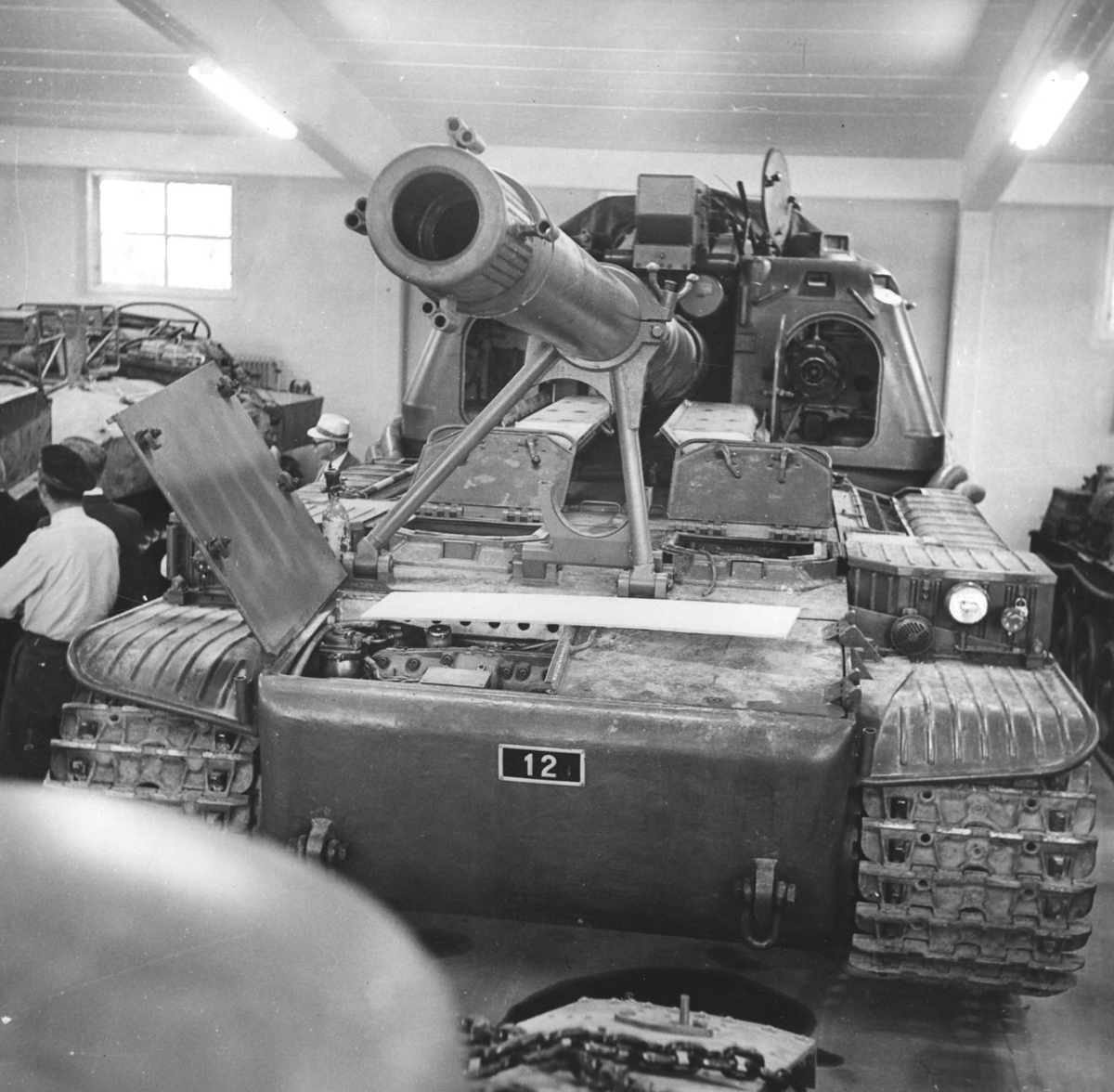 Studiebesök på pansarmuseet i Axvall 19690625. Prototyp av svensk bandkanonvagn.