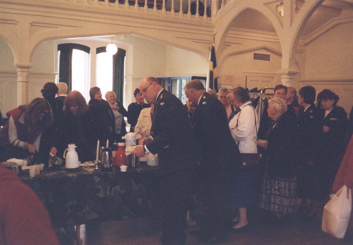 Skara Lottakår är med i förbundsstämman i Djäkneskolans aula i Skara 20040515