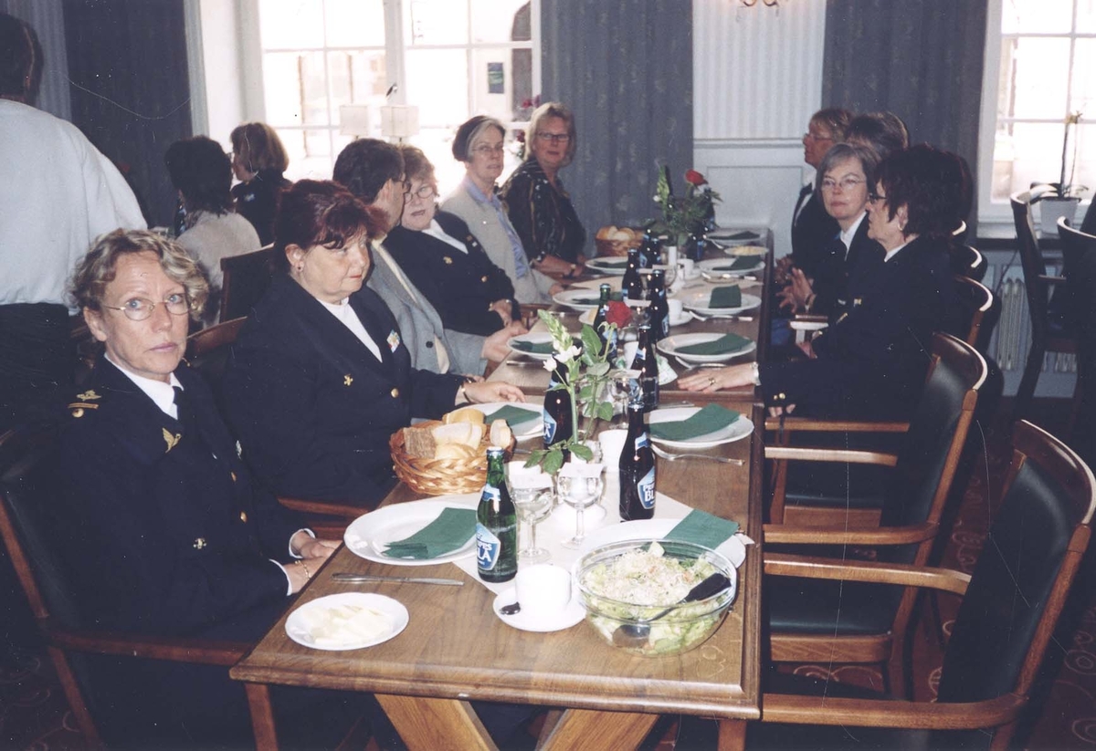 Skara Lottakår är med i förbundsstämman i Djäkneskolans aula i Skara 20040515