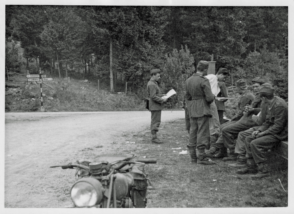 Fälttävlan. I förgrunden en motorcykel m/42 (Albin).
(P 4 Vårfälttävlan i Timmersdala 1945)