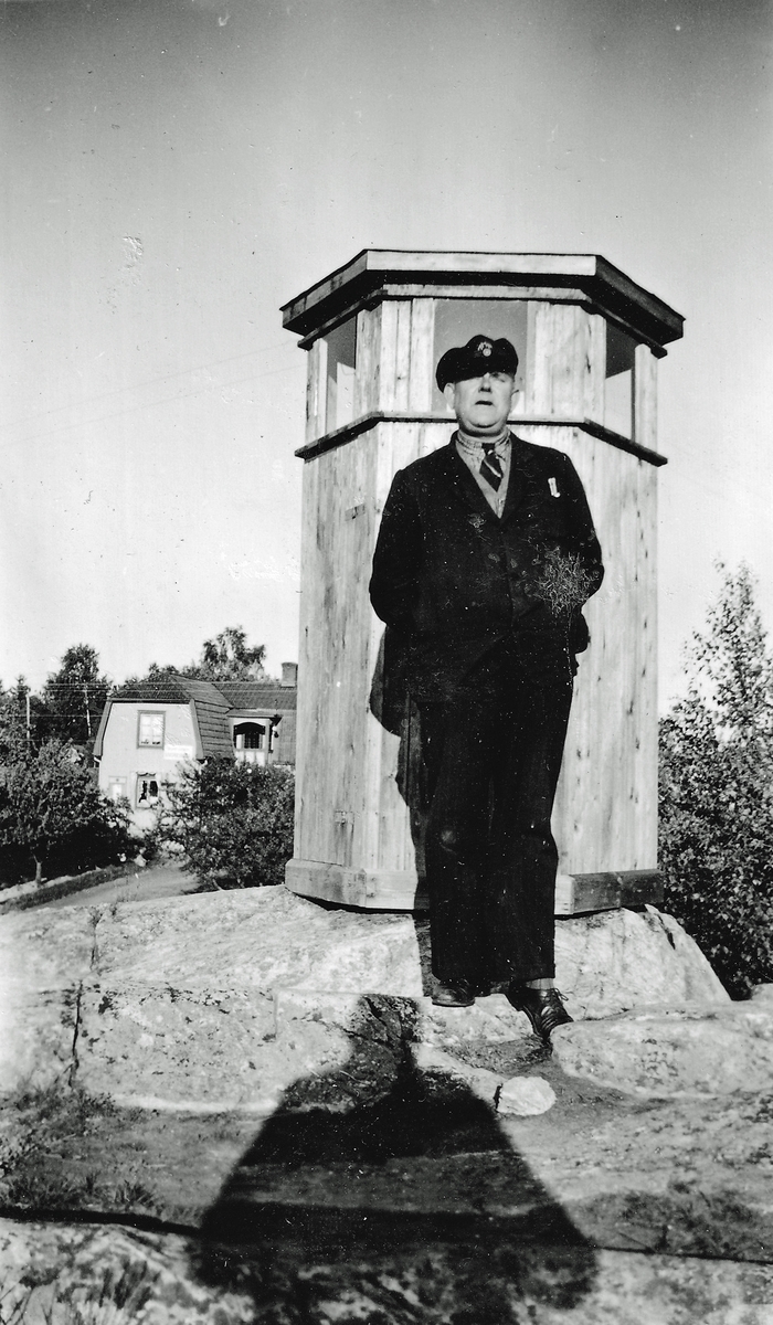 90. luftbevakningskompaniet L 9, 1939-1945.  Hos Torsten Ignatius. Vid avrustningen: "Du får en femma för kuren."