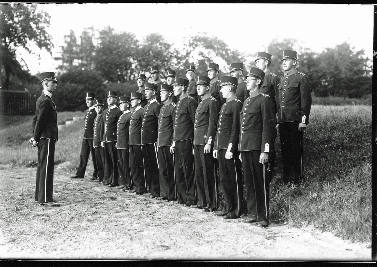 Gruppfoto med soldater från T 2, 1920-talet.