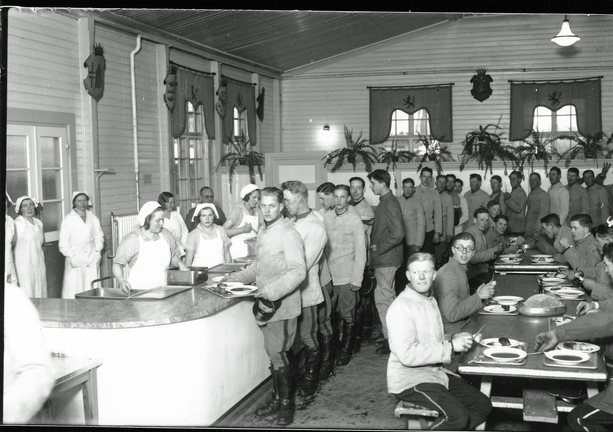 T 2 matsal 1936.   Kökspersonal nr 2 fr.vä: Bitr husmor Andersson och nr 4 Husmor Orenstedt. Vid bordet med glasögon volontären Karl Hampus Montgomery.