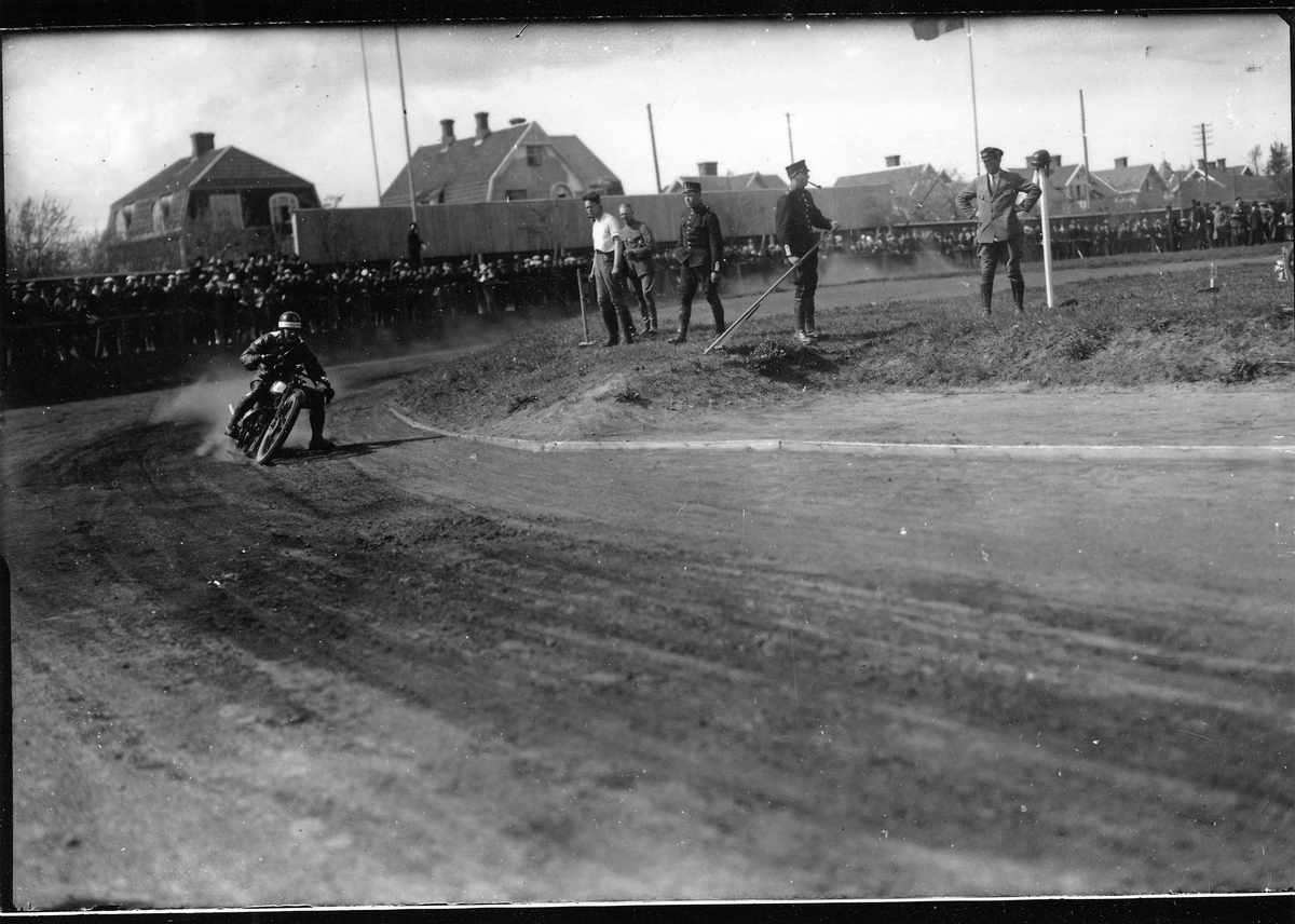 Hastighetstävling för motorcyklar på idrottsplatsen i Skövde den 26 maj 1929.