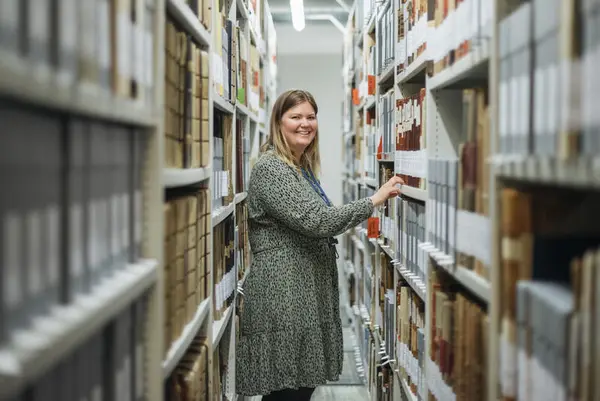 Elin i Vestfoldarkivet. Foto: Georg Aamodt