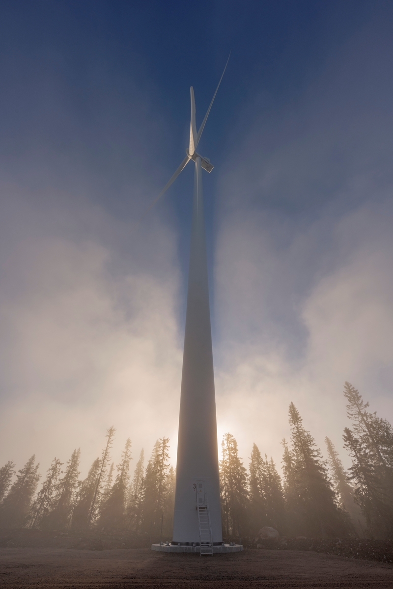 Vindturbin. Fra Kjølbergstoppen i Kjølberget vindkraftverk på Finnskogen. Våler, Innlandet. Tidlig morgen med tåke.